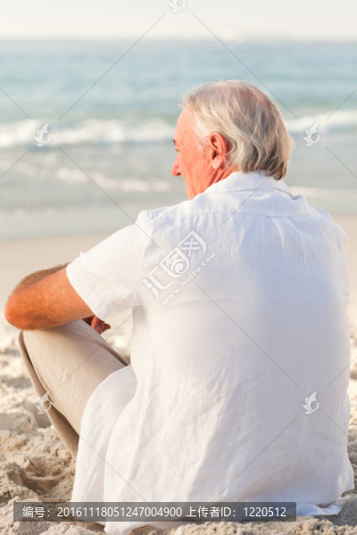 坐在海灘上的男人