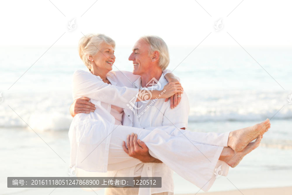 男子帶著妻子在海灘上
