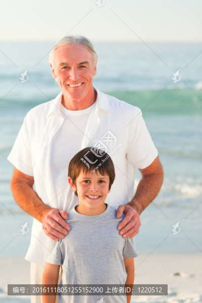 祖父和他的孫子在海灘上