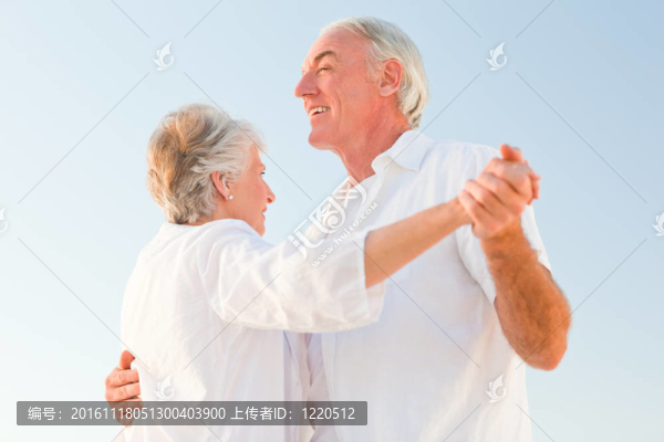 高級(jí)夫婦在海灘上跳舞