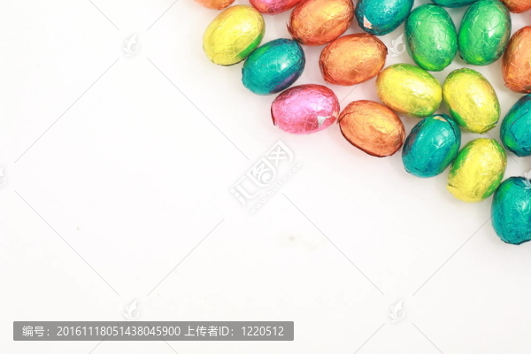 傳統(tǒng)復(fù)活節(jié)甜巧克力蛋。