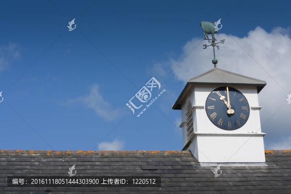 鐘塔；有風(fēng)向標(biāo)。