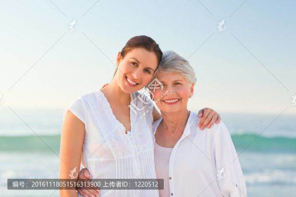 微笑的女兒與她的母親
