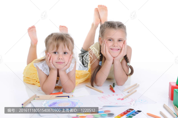 兩姐妹在專輯上畫畫。