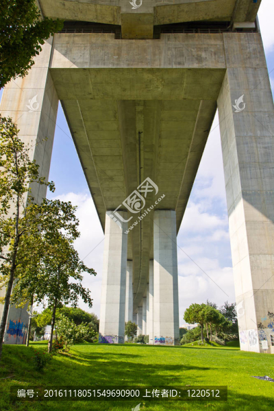 在Lisbon的達(dá)伽馬大橋；葡萄牙