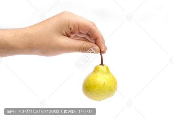 手拿著一個梨