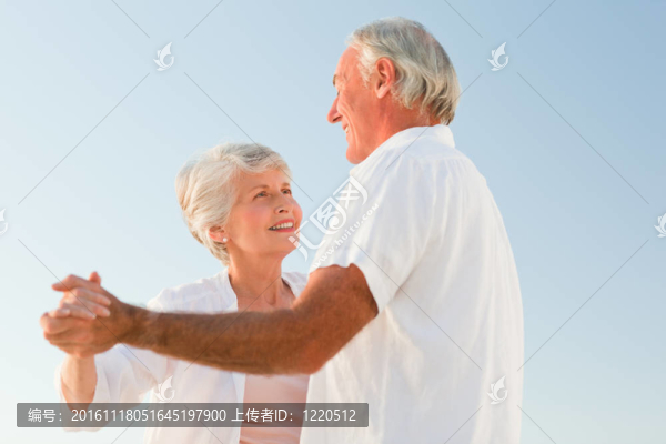 高級(jí)夫婦在海灘上跳舞