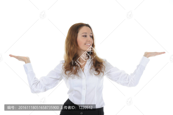 女人看著她張開的手掌。