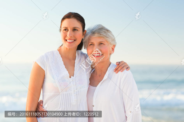 微笑的女兒與她的母親