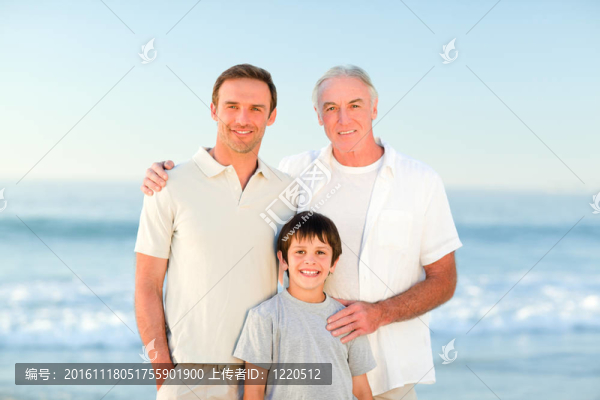 海灘上的家庭