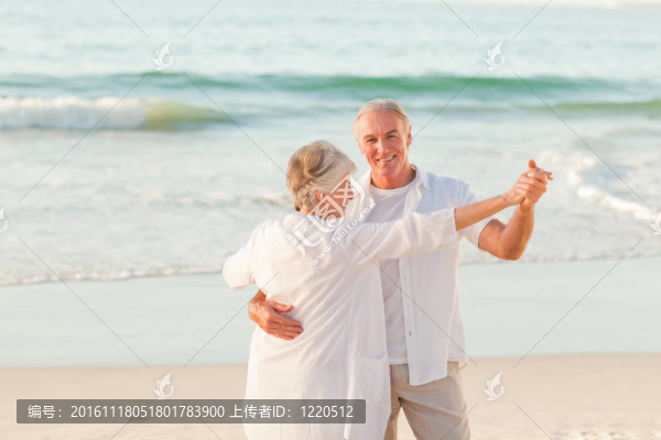 高級(jí)夫婦在海灘上跳舞