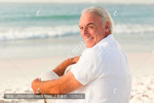 坐在海灘上的男人