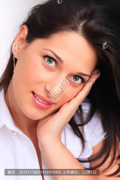 年輕快樂的女人抱著她的頭