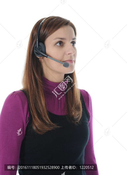 漂亮的年輕女人在耳機(jī)