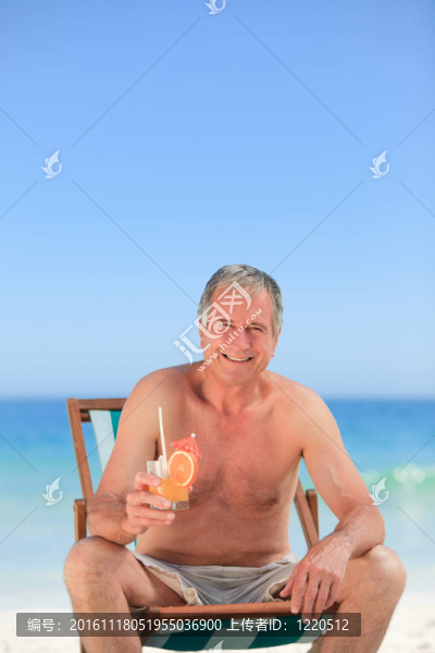 高級男子在T上喝雞尾酒