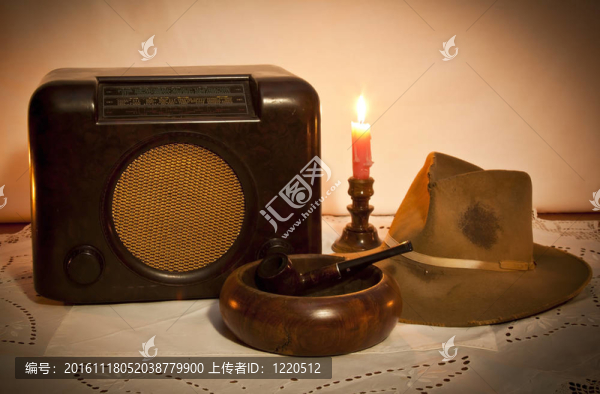 舊收音機(jī)；帽子；用燭光表管和煙灰缸