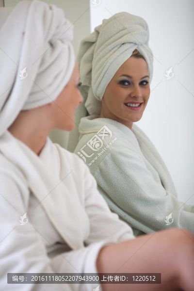 美麗的白人女人在浴室
