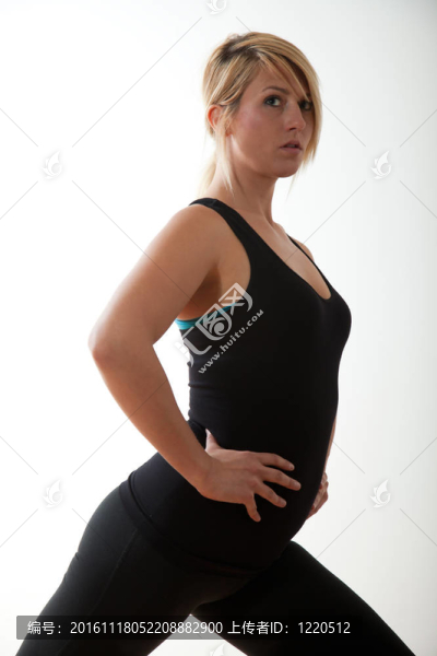 迷人的金發(fā)碧眼的白人婦女行使
