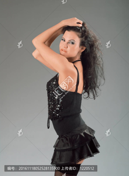 漂亮的黑發(fā)女人