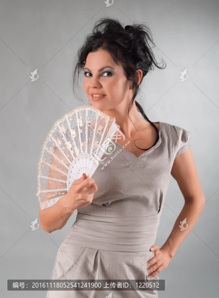 性感的黑人女孩與風(fēng)扇