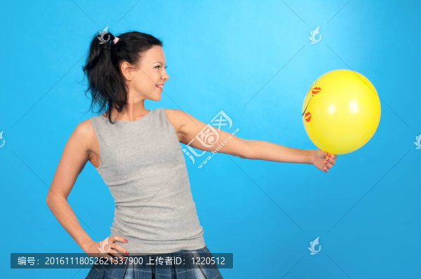 快樂的女孩與空氣球