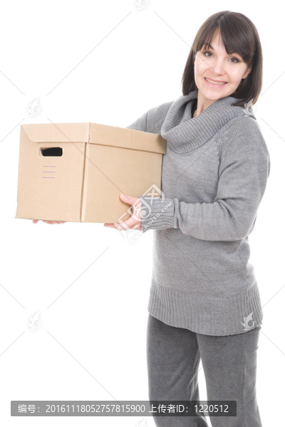 紙板盒的女人