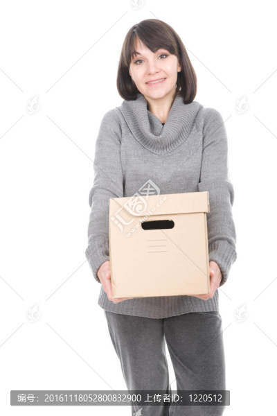 紙板盒的女人