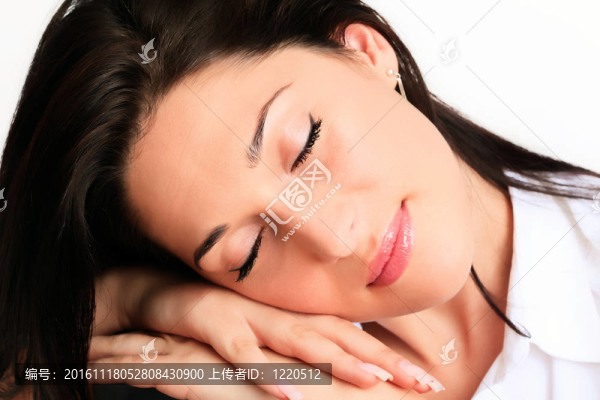 年輕快樂的女人抱著她的頭