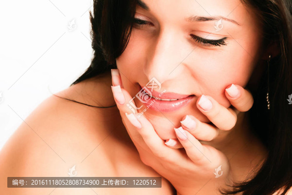 年輕快樂(lè)的女人抱著她的頭