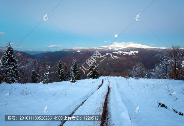 冬季夜山景觀