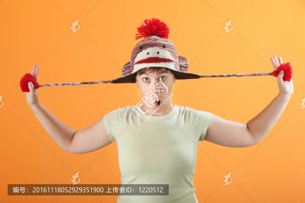 女人玩弄帽子