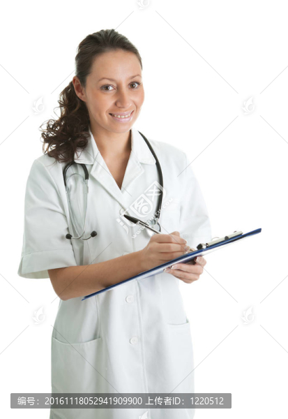 快樂的醫(yī)生女人填寫處方