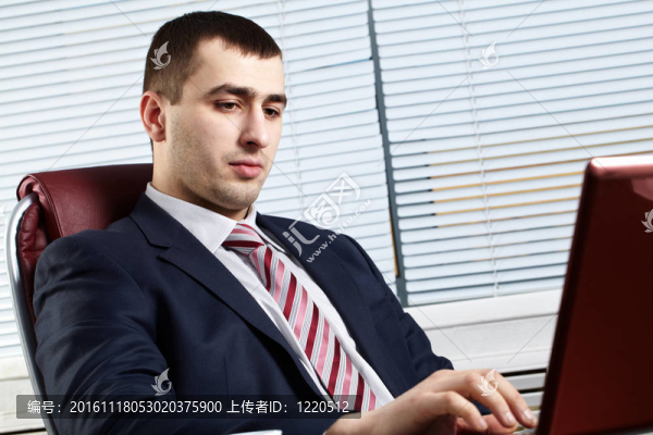 英俊的商人