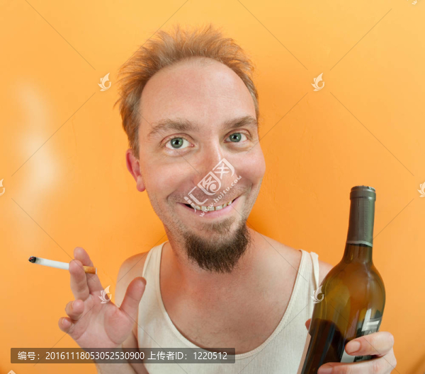 男子與酒精和香煙