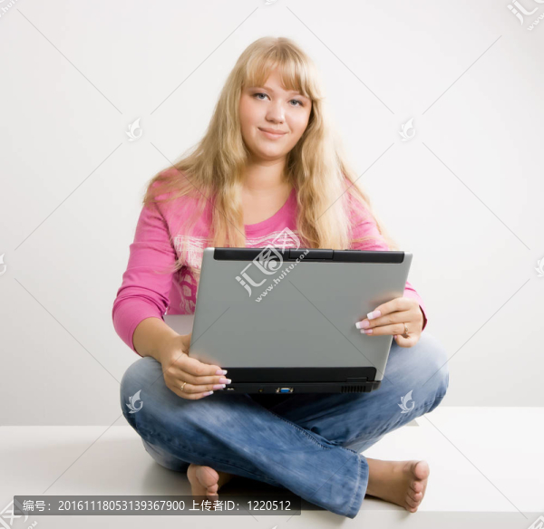 與筆記本電腦的金發(fā)女郎
