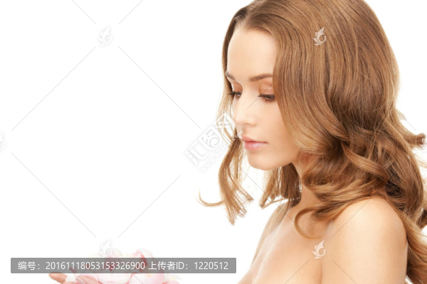美麗的女人與玫瑰花瓣