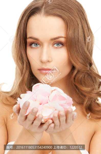 美麗的女人與玫瑰花瓣