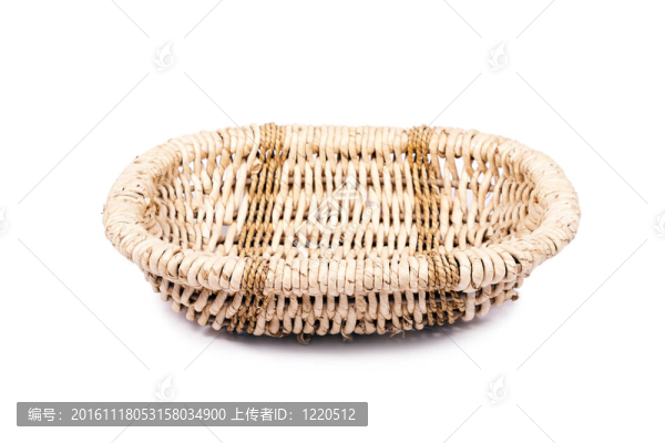 柳條筐是手工編制的；孤立在白色背景。