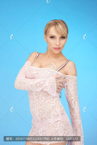 穿著透明衣服的性感女人