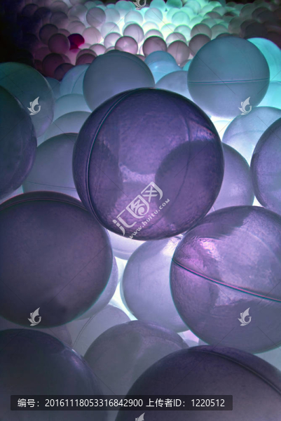 帶紫色燈的球池-匯圖網(wǎng) www.fosd68.com 帶紫色燈的球池