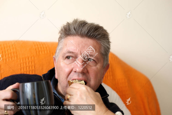 一個(gè)成熟的人喝一杯咖啡