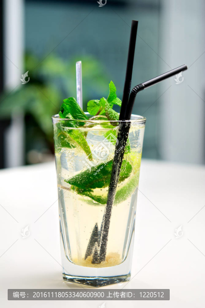 一個(gè)室內(nèi)咖啡館背景的mojito雞尾酒杯