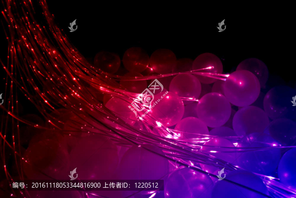 具有光纖燈的球池。