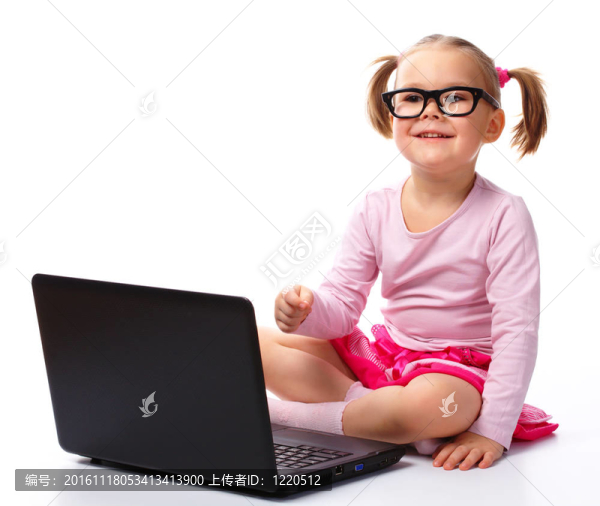 帶筆記本電腦的小女孩
