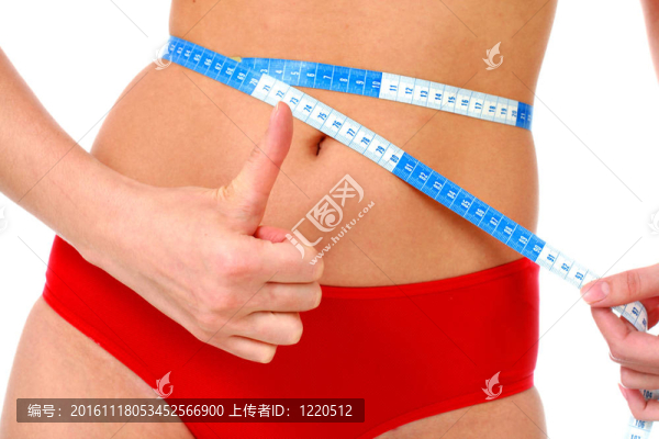 少女測量完美身材。
