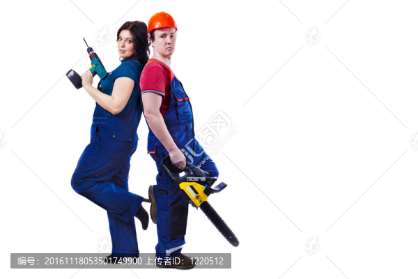 用電鋸和鉆頭的男人和女人是背靠背站著的。白色孤立。