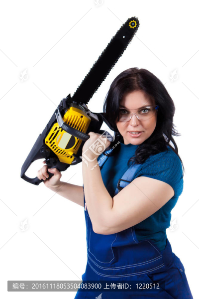 用電鋸穿著工作服的漂亮女人