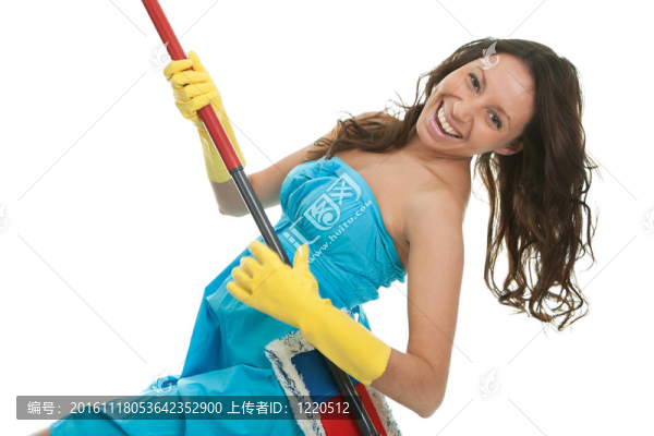 興奮的女人在清潔時玩得很開心
