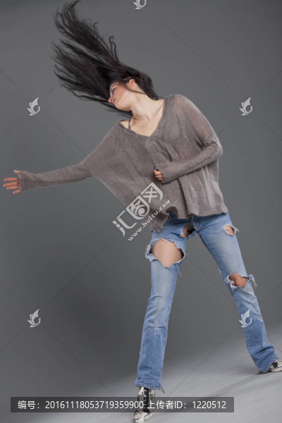 女人跳舞