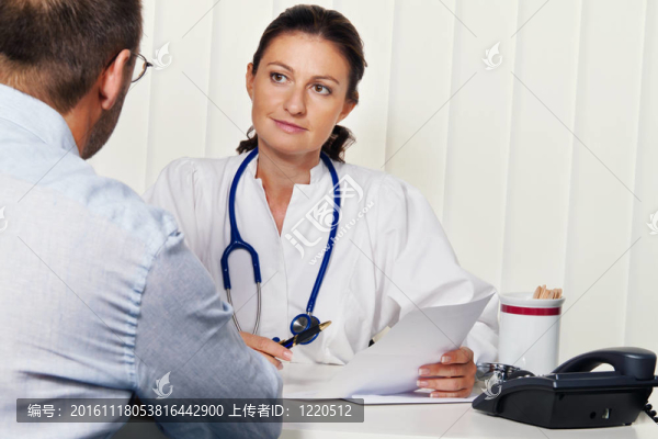 醫(yī)生在醫(yī)療實(shí)踐中與患者。